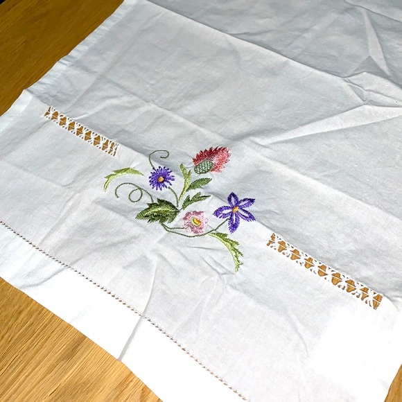 NWT🌸🍃🪻April Cornell-Embroidered Cotton Tablecloth - Picture 3 of 6